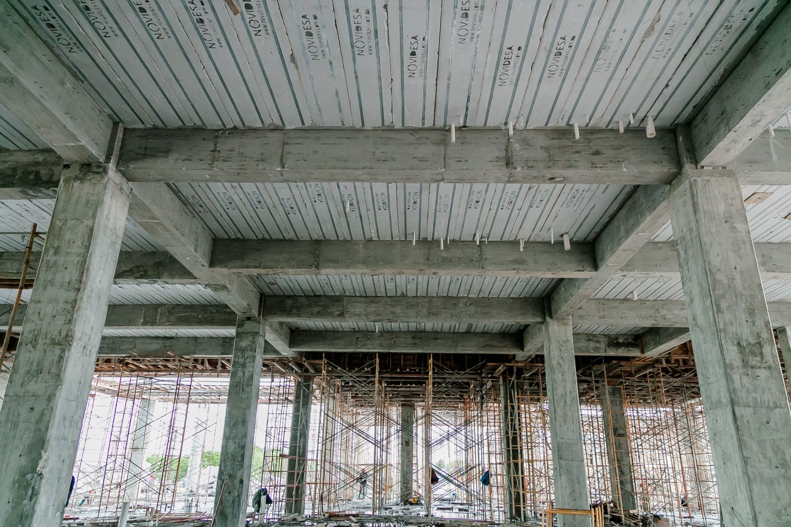 Equipo de Sinapsis Construcción aplicando impermeabilización permanente en obra en Cancún